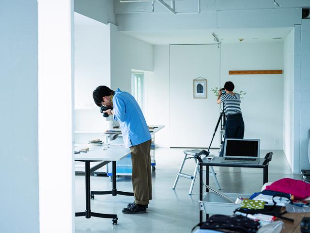 オフィスには大型の撮影スタジオが併設されており、編集に携わるスタッフが商品の撮影など機動的に取り組める環境になっています。