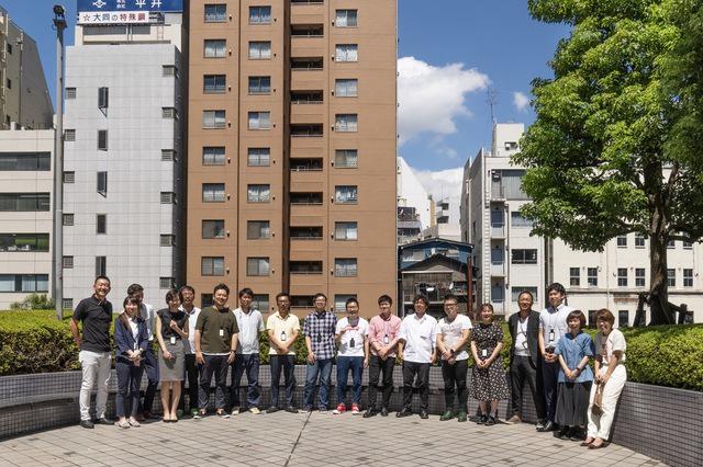 本社勤務の全員集合！
業界柄、スーツの着用率は低めですが、ビシッと決めたい商談のときは特別に。