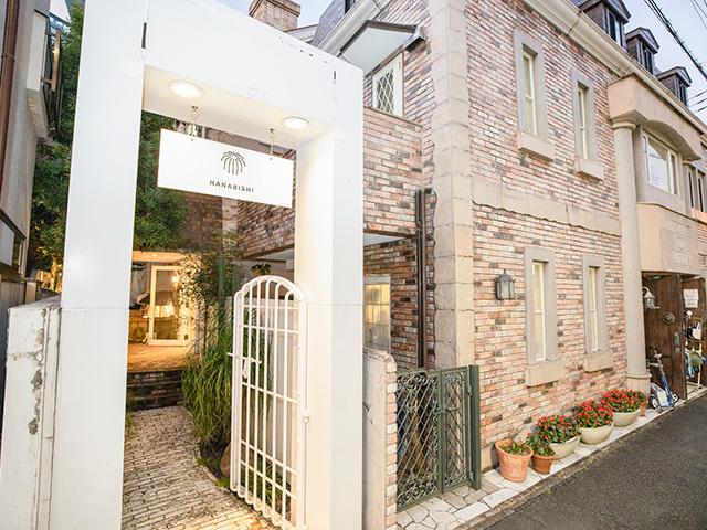 家族のように近い距離で深く信頼しあえるような会社を作るため、一体感のあるオフィスにしたい想いから、渋谷～原宿間ののキャットストリートにある4階建ての一棟ビルをまるまる使用している。