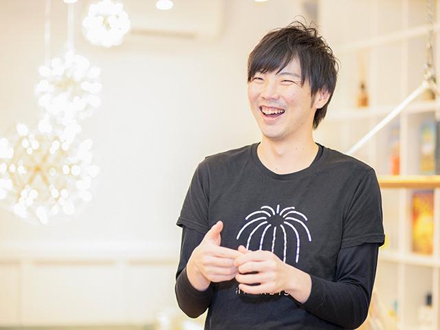 代表取締役　川村氏
以前は建築家を目指していたが、「20代、30代は起業というチャレンジをしてたくさんの人を感動する大きなサービスが作りたい」と考え、営業やマーケティングの修行を経て、同社を創業するに至った。建築士の経験を活かし、オフィスへのこだわりも強く、会社とは思えないオシャレすぎる空間となっている。