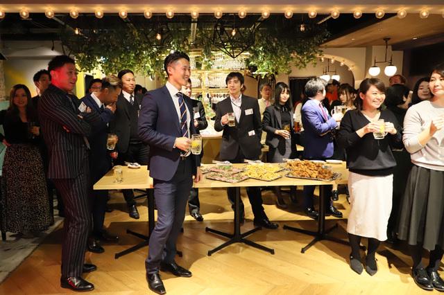 全社会後の忘年会の様子。
社員とアルバイトが集まり来年度へ向け、結束をより深めるため忘年会を開催しました。