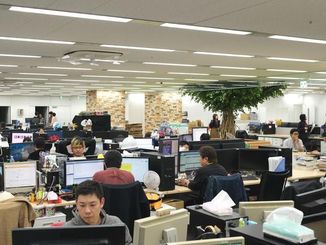 開発フロアリニューアルしました！
中央には緑のある公園を作り、ベンチに腰掛けながら打ち合わせも出来ます