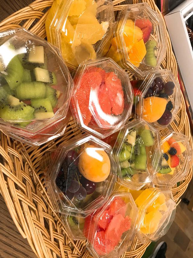 朝食、ランチに加え、フルーツも支給しています！