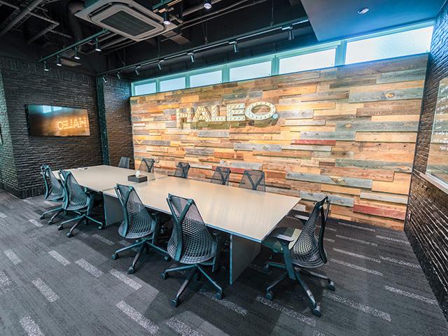 広々としたミーティングルーム。撮影を行うことも。