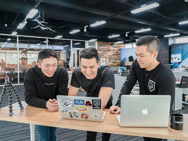 明るく開放的なオフィス。本格エスプレッソマシンのコーヒーも自由に楽しめる。仙台駅から徒歩圏内。