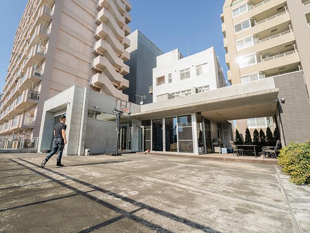 屋上にはバスケットゴールが設置されている。夏にはバーベキューを行うことも。