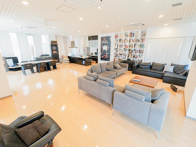 3Fのリラクゼーションスペース。ダーツ、フーズボールといったゲームも楽しめる。