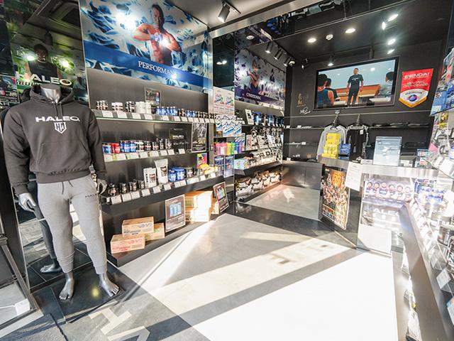 本社1階には直営店も併設。県外からのお客様も多くご来店頂く。