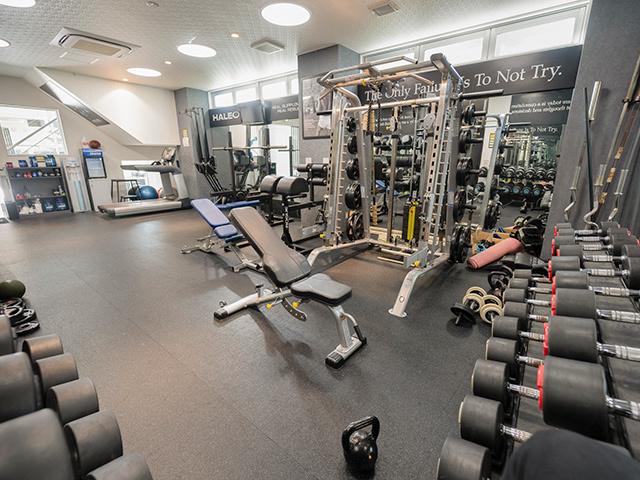 社員用のプライベートジム。サプリメントも自由に試せる。ロッカールーム、レインフォールシャワー完備。