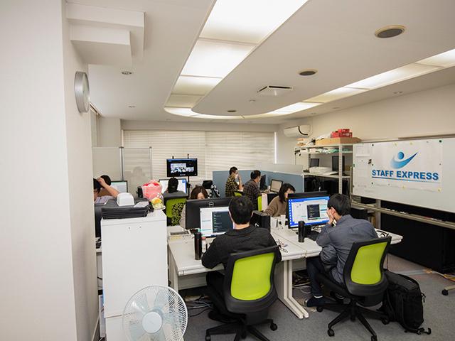 静かな環境で開発業務に集中できます。もちろん相談したいことがあったら気軽に声を掛けやすい雰囲気です。