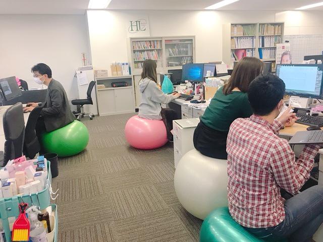 座り仕事が多いので体幹を鍛えながら仕事がしたいという社員の為、バランスボールなどを用意している。