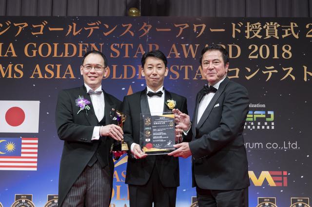 様々な賞を受賞する同社と代表取締役 牧野 一郎氏（中央）