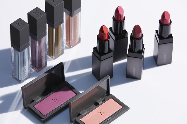 MAKEUP
スマートなモードを、一人ひとりの表情へ調和させるTHREEのメイクアップ。
ディレクターのRIE OMOTOがクリエイトする斬新かつニュートラルなカラーとテクスチャーで、
唯一無二の美しさをエフォートレスに引き出します。