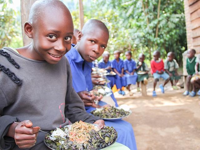 毎年アルバム納品冊数に応じて、開発途上国への給食の寄付を行なっています。2016年から始め、累計13万食を届けました。
