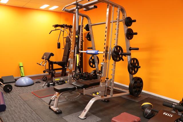 社内に本格的な筋トレマシンがずらり！個人でスポーツジムの会員にならなくても、本格的なトレーニングができます。もちろん今日は二の腕だけ！なんてプチ利用も可能です。