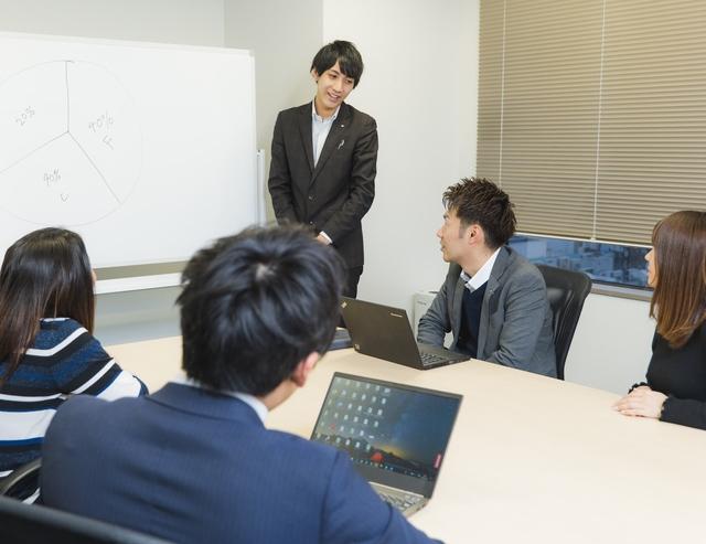 残業時間は月20時間、年間休日は125日（2019年度実績）、GW・夏期休暇・年末年始休暇はそれぞれ9連休（2019年度実績）。オンとオフのメリハリが明確にある。