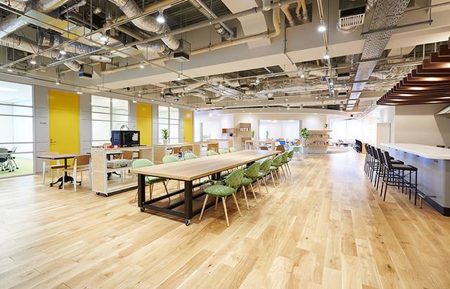 ＜コワーキングスペース＞
オフィスビルの中にあるシェアオフィスの一角にあります！イベントスペースや会議室もあるため、様々な用途でスタッフが利用しています！