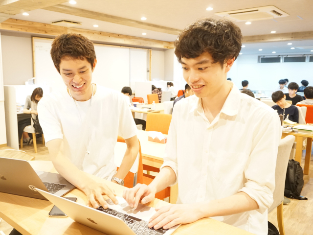 tyotto塾武蔵小杉校で作業することもあります。生徒からのフィードバックを受けてアプリの機能を素早く調整します。