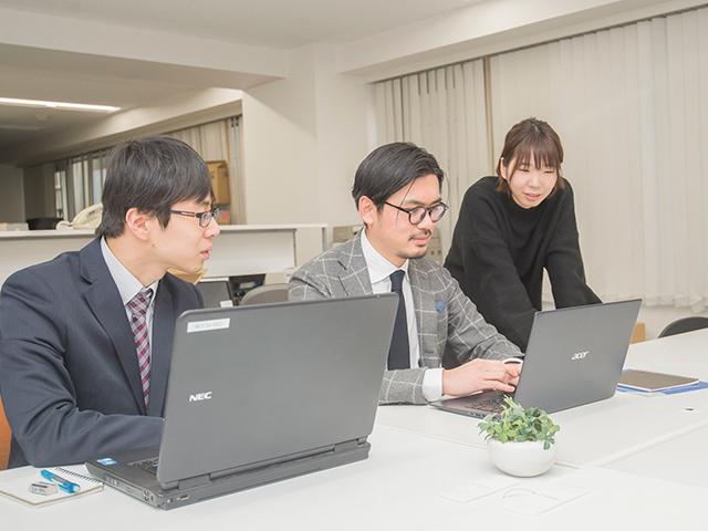 細かいカスタマイズを見据えて、既存のパッケージを使用するのではなく、システムを自社でスクラッチ開発することも。