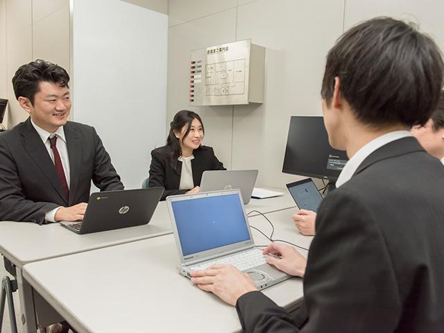 様々な部署との打ち合わせを重ね、実現に向けて議論します。