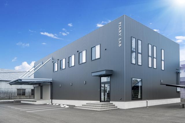 本社に隣接する印刷ラボでは、素敵なペーパーアイテムが毎日印刷・出荷されています！