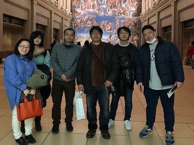 2日目は大塚美術館を訪問しました。館内はとても広く様々な作品を鑑賞。感動した礼拝堂を背景に記念写真。