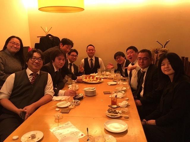 業務後の飲み会の風景です。若手からベテランまで分け隔てなく盛り上がってます。