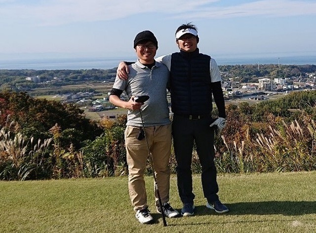 社内ゴルフコンペの一コマ。淡路島のゴルフ場でとても見晴らしがよかったです。因みにこの時のコンペは社長が優勝しました。