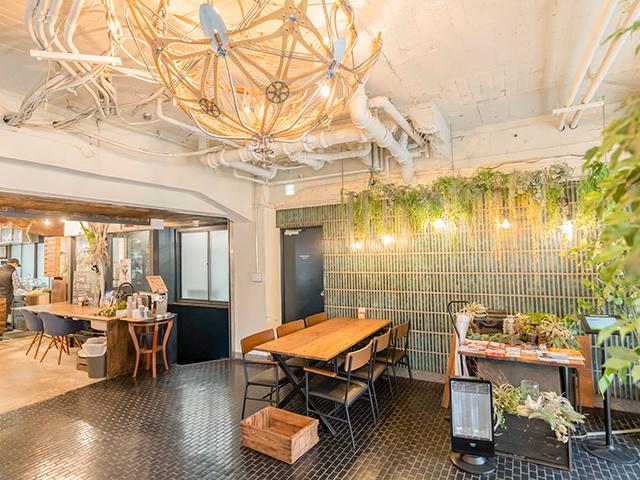 観葉植物やインテリアにこだわり、リラックスした状態で仕事ができるオフィス環境である。