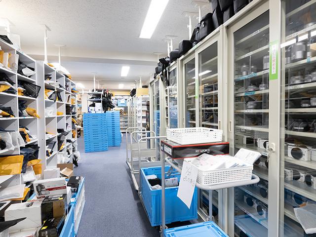 大型家電を除いた商品は自社倉庫に管理。迅速に対応しています。