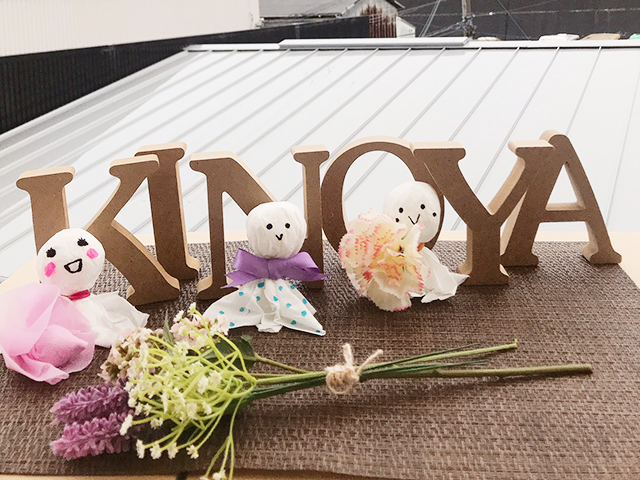 女性スタッフたちが作った「てるてる坊主」とKINOYAのクラフト文字です。