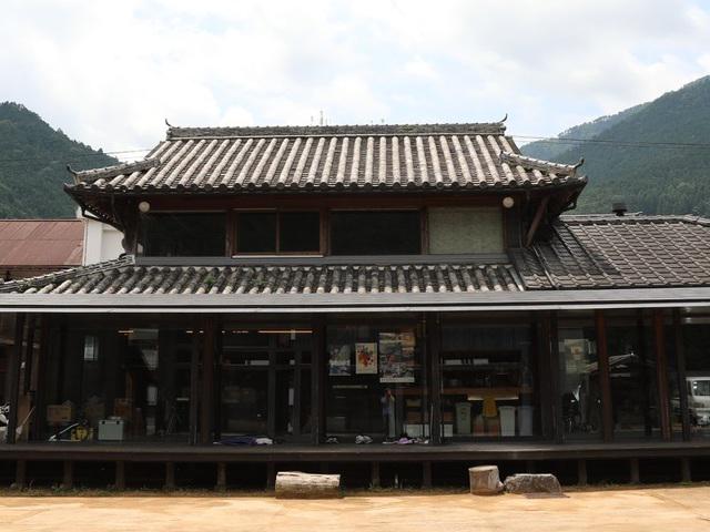 築100年の古民家を改築した、サテライトオフィスの「えんがわオフィス」。多くのメディアでも取り上げられ、徳島の観光スポットの一つと言っても過言ではないかも!?