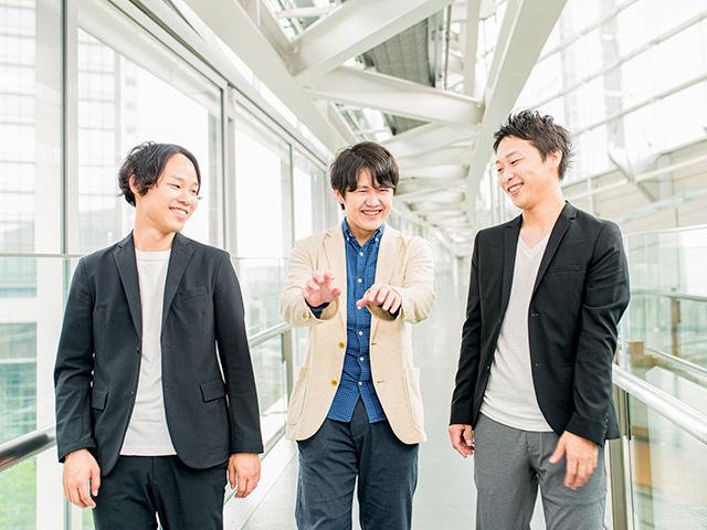 社員同士はフラットな関係を築いている。目的に沿って一丸となることを重視するため、管理職不在でチーム内では上下関係もない。