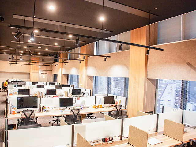 オフィスは天井が広く開放感があり、全員が気持ちよく働ける環境づくりに取り組んでいる。