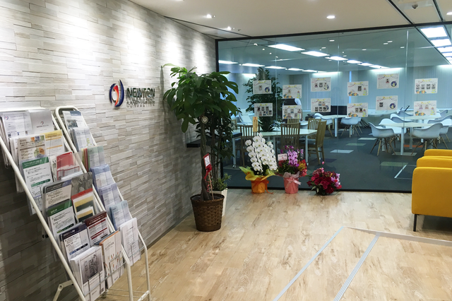 一昨年1月に新オフィスに移転。２倍の広さになったオフィスには、昨年開校した”ニュートンアカデミー”のセミナールームを併設。
下：BCPのプロとして普及啓蒙活動にも注力。大規模カンファレンスなど講演実績多数。