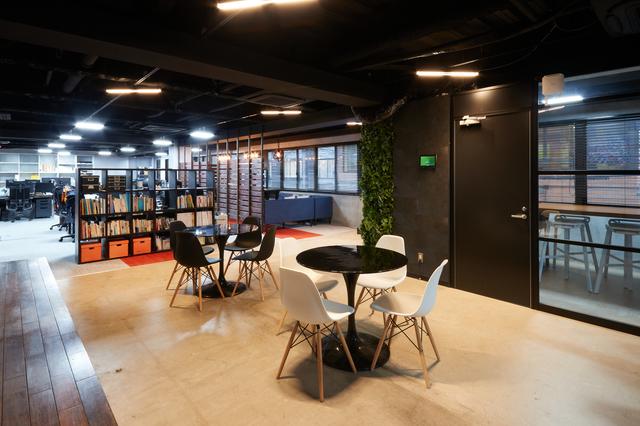 働きやすい環境づくりに力を注いでいる同社。デスクや椅子にもこだわっており、キーボードやマウスも使い慣れたものや贔屓のメーカー品を購入して使うことができる。