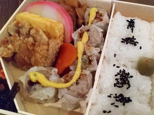 この日のLunch Boxにはメンバーからのリクエストで崎陽軒のシウマイ弁当を調達しました！