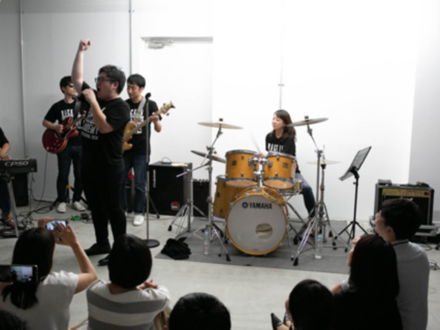 社員の仲の良さも魅力のひとつ。昨年の夏、オフィスがライブ会場になり、熱気に包まれました。
