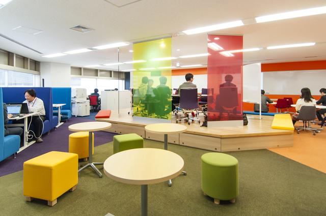 社内はフリーアドレス♪カラフルで明るいオフィスです