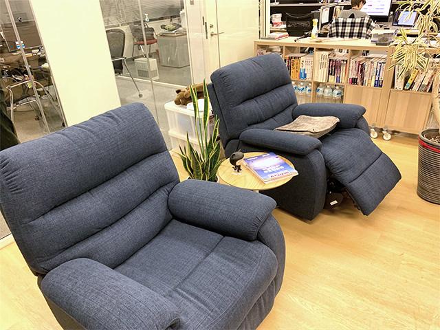 社内のリフレッシュルームにはマッサージチェアも。