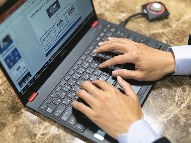 同社はプロセスではなくパフォーマンスを重視しているため、出退社の時間はゴールに合わせて各自で決めている。