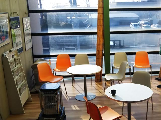 社員の憩いの場。クリエイティブな感性が養われるようにと、Google風をイメージし社長自らテーブル・チェアの選定を行った。