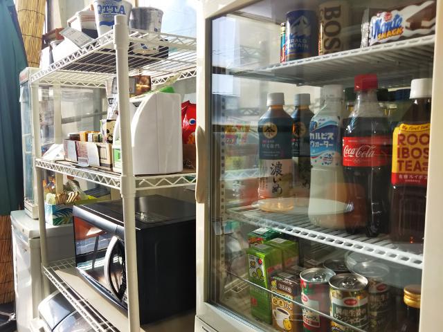 ランチや休憩のときに利用できる食品類。専務が買い出しを担当。社員の健康を気遣った品が並ぶ。