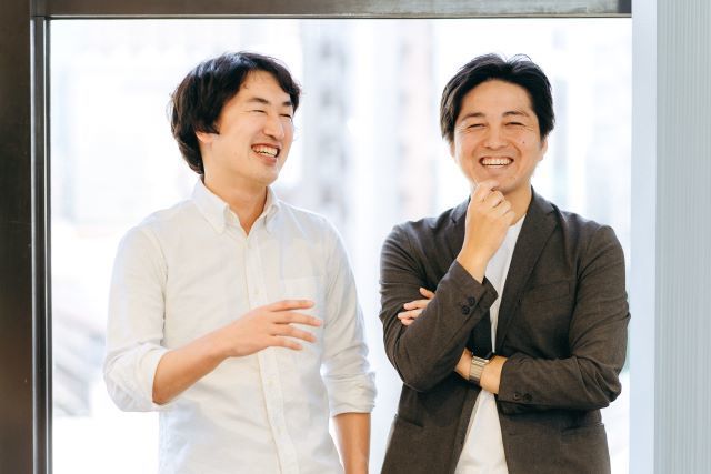 代表取締役：藤田 雄一郎氏（右）
ソーシャルレンディングの運営経験を生かし、同社を2016年に創業。過去に自分の会社を創業しバイアウトした経験を持つ。
共同創業者取締役：柴田 陽氏（左）
2013年来店促進アプリ「スマポ」を楽天にバイアウト。日本交通のタクシー配車アプリ、バーコード価格比較アプリ「ショッピッ」など、数々のWebサービスを立ち上げた実績を有する。