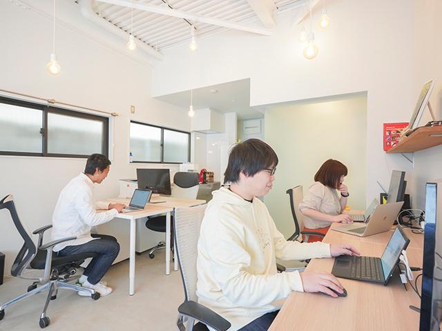 メンバーには、貪欲な成長意欲を求めている。その背景には、クリエイターである自分たちがクライアントの想像を超える成長を実現しなくては体現できない。この想いを実現するため、創業当初よりこの”スタイル”を貫いている。