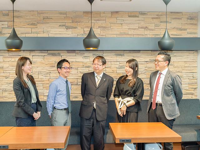 スペシャリスト同士が掛け合わさり、同社の成長を支えてきた。異分野のスペシャリストがかけ合わさることにより、非常にエキサイティングな環境が同社には存在する。