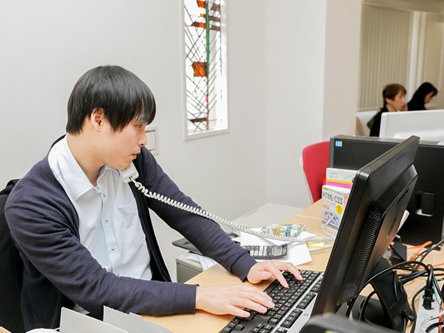 自社ECサイトの加え、複数のオンラインモールに出店している。顧客が薬剤師に直接相談できるサービス体制が強みだ。