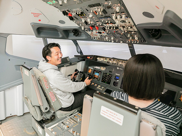 オフィスには、飛行機の操縦を模擬体験できるフライトシミュレーターがあります。