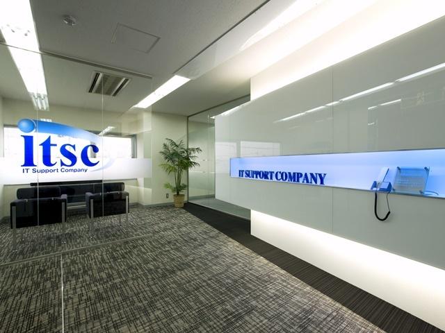 社内写真①
社内に入るとすぐに受付と来客スペースがあります。
また、作業スペースもゆったりしているので、落ち着いて作業に集中できると思います。