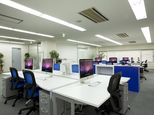 社内写真②
マシンについてご希望があれば相談可能です。
Windows・Macどちらでも大丈夫です。
最近はリモートワークに対応できるようにラップトップをご用意することが多いです。